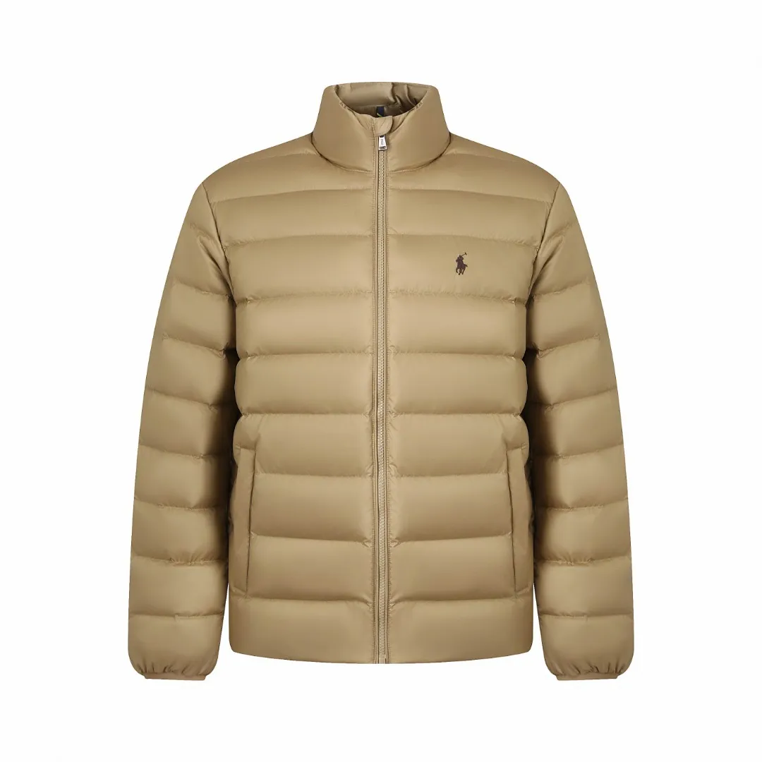 P900 Ralph Lauren Pony Embroidered Stand Collar Lightweight Down Jacket (khaki) The fabric is made of nylon fabric with good windproof and waterproof properties, which can effectively block the intrusion of wind and rain from the outside and keep the inside dry. It is suitable for wearing in humid or rainy environments. The high-quality filling is made of 90 white duck down with a weight of 260g, ensuring excellent thermal insulation performance. After strict screening and processing, the velvet is not easy to get drilled, ensuring durability. The red label on the chest is made with an imported MECLO embroidery machine. The original pattern is scanned first, and then high-quality silk thread is used to make a pattern. The density effect is adjusted by continuous pattern making. The details are processed and the exquisite zipper design is simple and elegant, easy to operate. The closing design of the cuffs and hem effectively prevents the intrusion of cold wind and improves the warmth and comfort of wearing. Size:S-M-L-XL